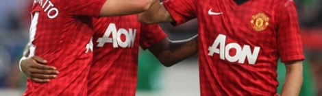 Chicharito (trái - Man Utd) ăn mừng bàn thắng cùng các đồng đội.